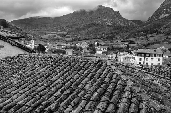 Villaggio di montagna rustico nel nord della Spagna, immagine in bianco e nero — Foto Stock