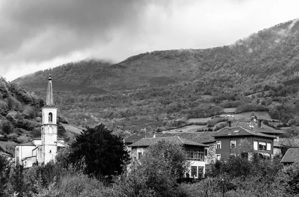 Rustic mountain village in northern Spain, black and white image — Stock Photo, Image