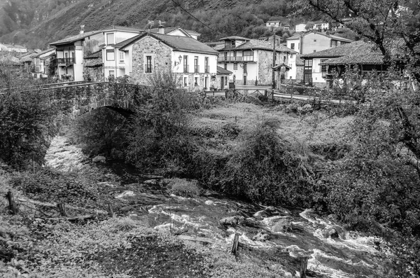 Rusztikus hegyi falu Észak-Spanyolországban, fekete-fehér kép — Stock Fotó