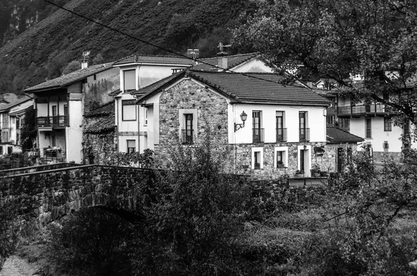 Aldeia de montanha rústica no norte da Espanha, imagem em preto e branco — Fotografia de Stock