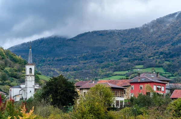 Villaggio di montagna rustico nel nord della Spagna — Foto Stock