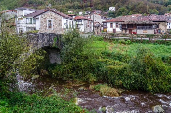 Сельская горная деревня на севере Испании — стоковое фото
