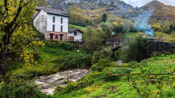 Villaggio di montagna rustico nel nord della Spagna — Foto Stock