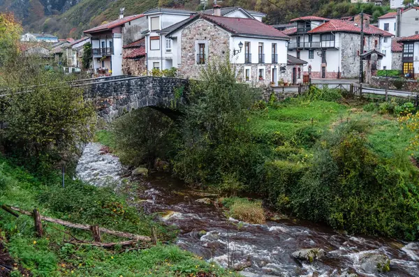 Villaggio di montagna rustico nel nord della Spagna — Foto Stock