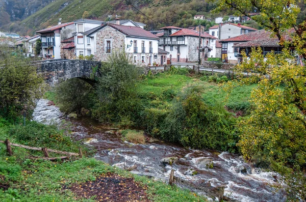 Villaggio di montagna rustico nel nord della Spagna — Foto Stock