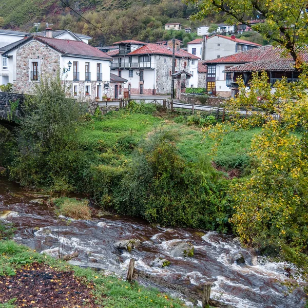 Rustikální horská vesnice v severním Španělsku — Stock fotografie