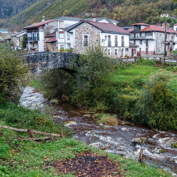 Pueblo rústico de montaña en el norte de España — Foto de Stock