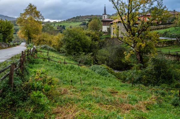 Villaggio di montagna rustico nel nord della Spagna — Foto Stock