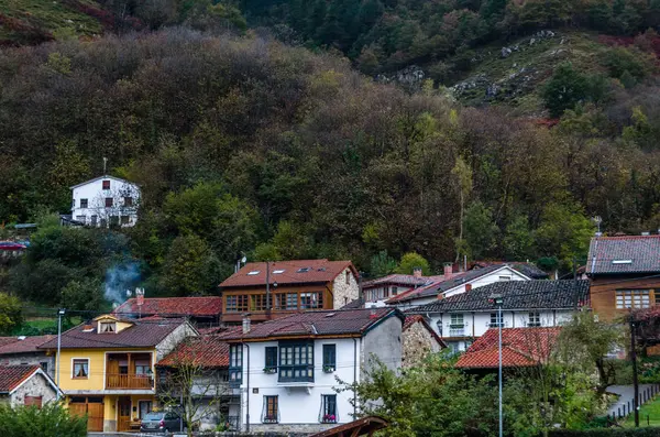 Rusztikus hegyi falu Észak-Spanyolországban — Stock Fotó