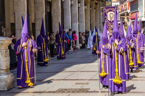 PALENCIA, ESPAÑA - 24 DE MARZO DE 2016: Procesión tradicional de la Semana Santa española —  Fotos de Stock