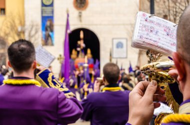 Geleneksel İspanyolca kutsal hafta alay sokaklarda Palencia, İspanya