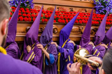 Geleneksel İspanyolca kutsal hafta alay sokaklarda Palencia, İspanya