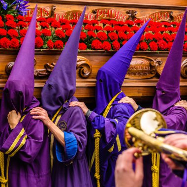 Geleneksel İspanyolca kutsal hafta alay sokaklarda Palencia, İspanya