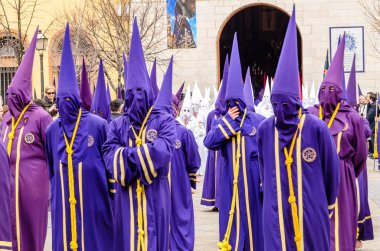 Geleneksel İspanyolca kutsal hafta alay sokaklarda Palencia, İspanya