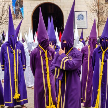 Geleneksel İspanyolca kutsal hafta alay sokaklarda Palencia, İspanya