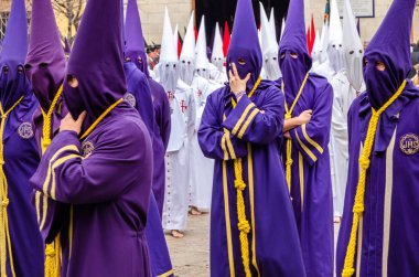 Geleneksel İspanyolca kutsal hafta alay sokaklarda Palencia, İspanya