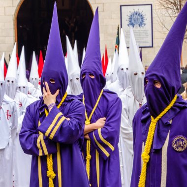 Geleneksel İspanyolca kutsal hafta alay sokaklarda Palencia, İspanya