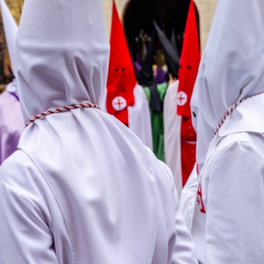 Geleneksel İspanyolca kutsal hafta alay sokaklarda Palencia, İspanya