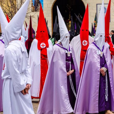 Geleneksel İspanyolca kutsal hafta alay sokaklarda Palencia, İspanya