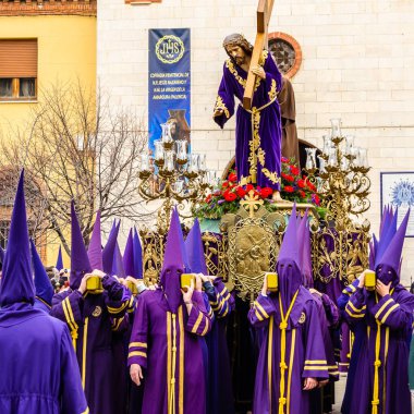 Geleneksel İspanyolca kutsal hafta alay sokaklarda Palencia, İspanya
