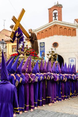 Geleneksel İspanyolca kutsal hafta alay sokaklarda Palencia, İspanya