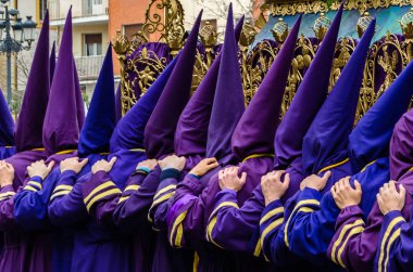 Geleneksel İspanyolca kutsal hafta alay sokaklarda Palencia, İspanya