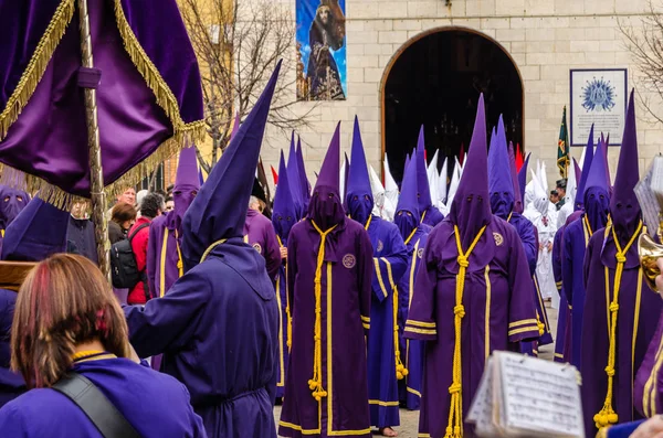 Procesión tradicional de la Semana Santa española en las calles de Palencia, España —  Fotos de Stock