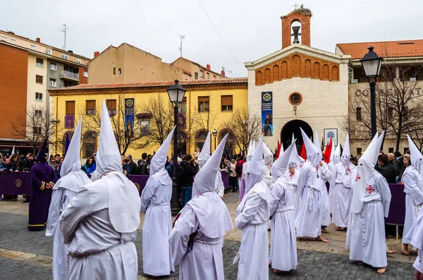 Geleneksel İspanyolca kutsal hafta alay sokaklarda Palencia, İspanya — Stok fotoğraf