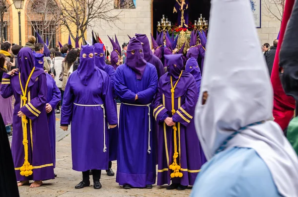 Procissão tradicional da Semana Santa Espanhola nas ruas de Palencia, Espanha — Fotografia de Stock