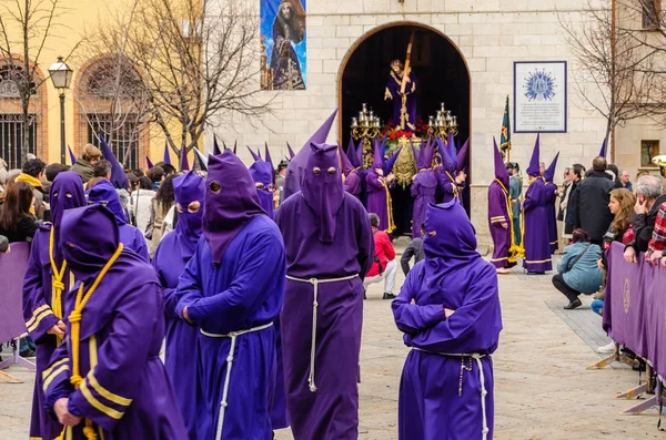 Hagyományos spanyol Nagyhét menet az utcán, Palencia, Spanyolország — Stock Fotó