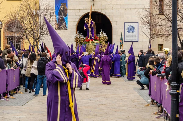 Procissão tradicional da Semana Santa Espanhola nas ruas de Palencia, Espanha — Fotografia de Stock