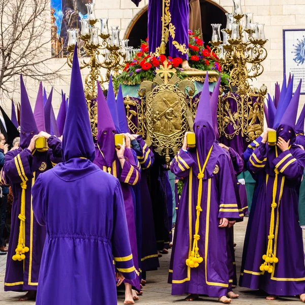 Procesión tradicional de la Semana Santa española en las calles de Palencia, España —  Fotos de Stock