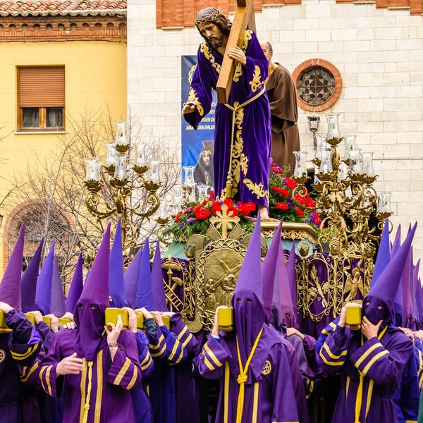 Hagyományos spanyol Nagyhét menet az utcán, Palencia, Spanyolország — Stock Fotó