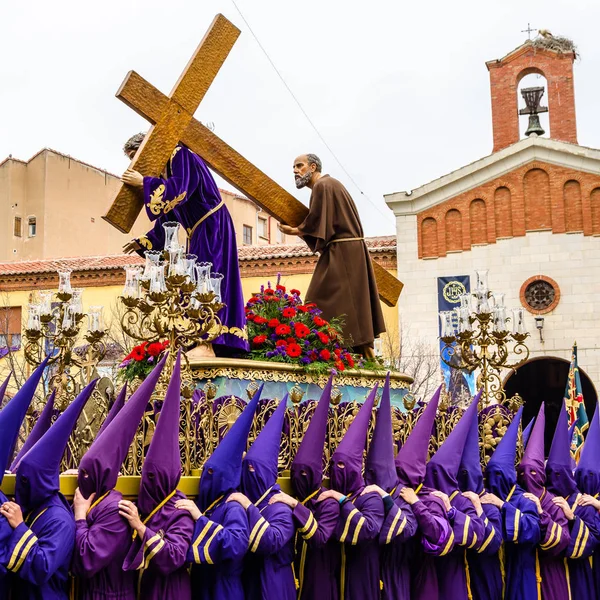 Традиционный крестный ход Испанской недели на улицах Паленсии, Испания — стоковое фото