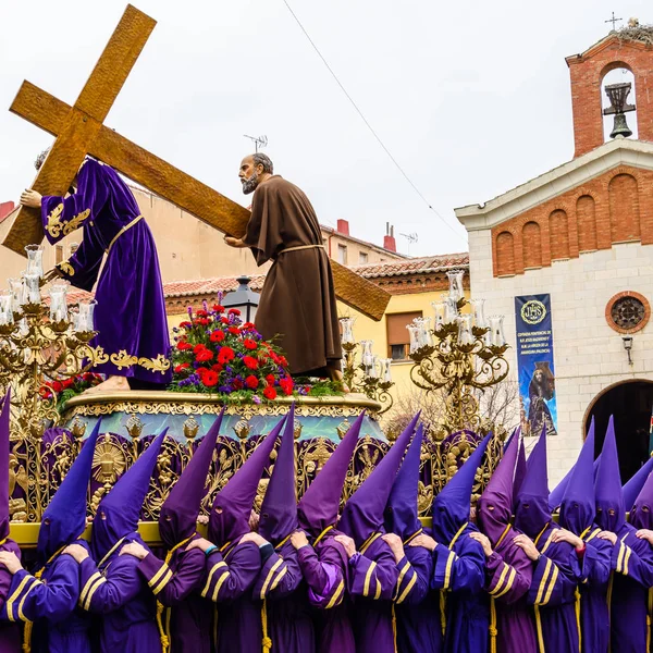 Традиционный крестный ход Испанской недели на улицах Паленсии, Испания — стоковое фото