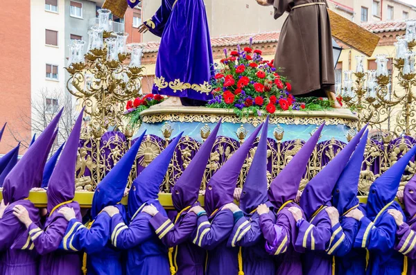 Tradizionale processione della Settimana Santa spagnola per le strade di Palencia, Spagna — Foto Stock