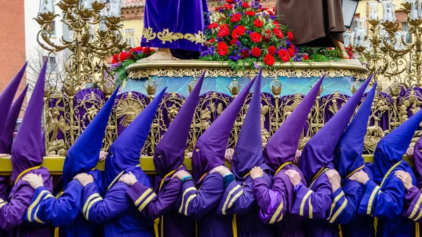 Hagyományos spanyol Nagyhét menet az utcán, Palencia, Spanyolország — Stock Fotó