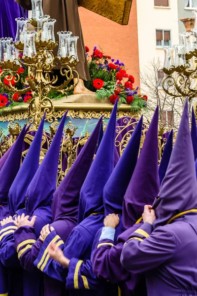 Procissão tradicional da Semana Santa Espanhola nas ruas de Palencia, Espanha — Fotografia de Stock