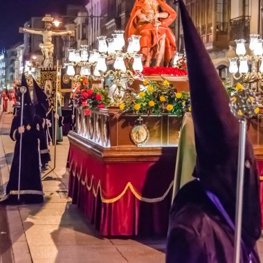 Geleneksel İspanyolca kutsal hafta alay sokaklarda Palencia, İspanya
