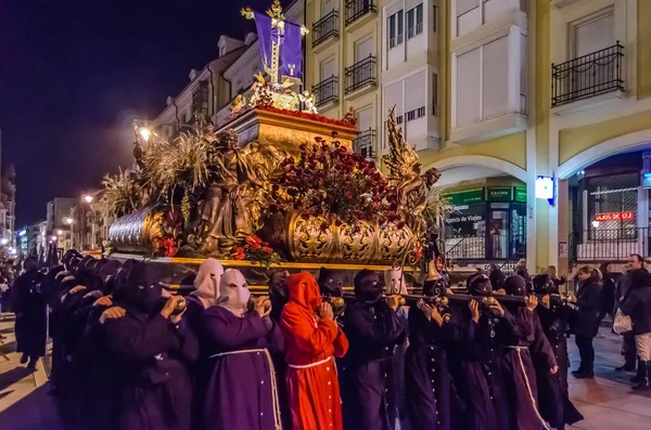 Tradizionale processione della Settimana Santa spagnola per le strade di Palencia, Spagna — Foto Stock