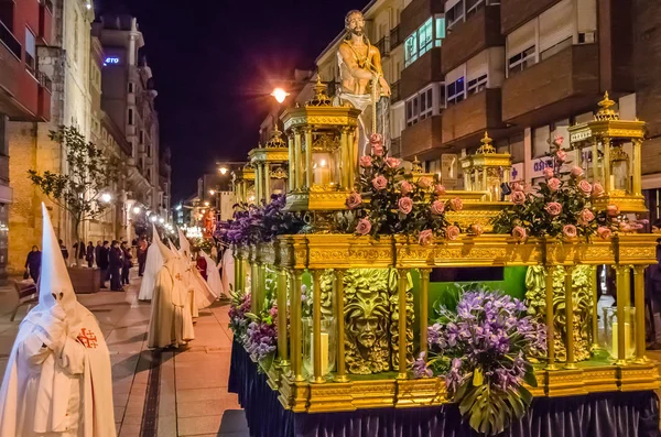 スペインの街で伝統的なスペイン語聖週間の行列 — ストック写真