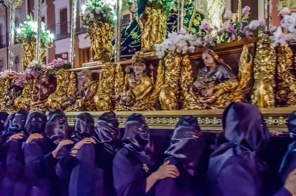 Procesión tradicional de la Semana Santa española en las calles de Palencia, España — Foto de Stock