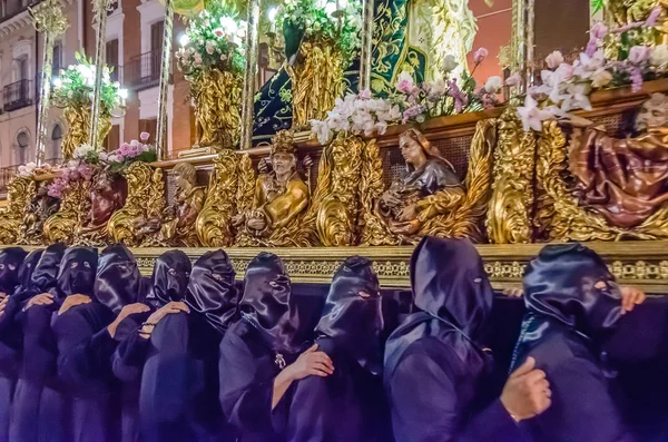 Procissão tradicional da Semana Santa Espanhola nas ruas de Palencia, Espanha — Fotografia de Stock