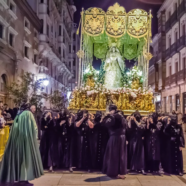 スペインの街で伝統的なスペイン語聖週間の行列 — ストック写真