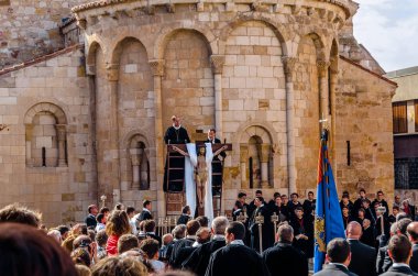 Zamora, İspanya - 25 Mart 2016: Geleneksel İspanyolca kutsal hafta (Semana Noel Baba) alay üzerinde Kutsal Cuma sokaklarda Zamora (Castilla y Leon), İspanya