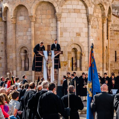 Zamora, İspanya - 25 Mart 2016: Geleneksel İspanyolca kutsal hafta (Semana Noel Baba) alay üzerinde Kutsal Cuma sokaklarda Zamora (Castilla y Leon), İspanya