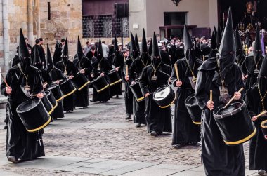 Zamora, İspanya - 25 Mart 2016: Geleneksel İspanyolca kutsal hafta (Semana Noel Baba) alay üzerinde Kutsal Cuma sokaklarda Zamora (Castilla y Leon), İspanya