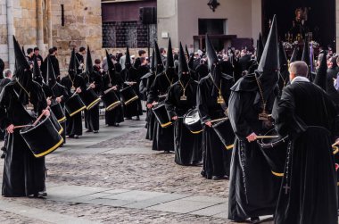 Zamora, İspanya - 25 Mart 2016: Geleneksel İspanyolca kutsal hafta (Semana Noel Baba) alay üzerinde Kutsal Cuma sokaklarda Zamora (Castilla y Leon), İspanya