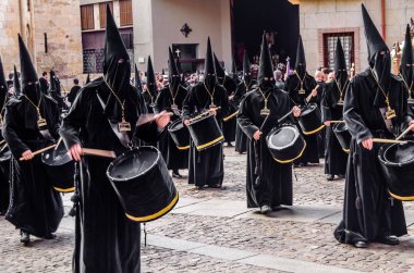 Zamora, İspanya - 25 Mart 2016: Geleneksel İspanyolca kutsal hafta (Semana Noel Baba) alay üzerinde Kutsal Cuma sokaklarda Zamora (Castilla y Leon), İspanya