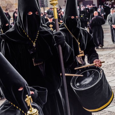 Zamora, İspanya - 25 Mart 2016: Geleneksel İspanyolca kutsal hafta (Semana Noel Baba) alay üzerinde Kutsal Cuma sokaklarda Zamora (Castilla y Leon), İspanya